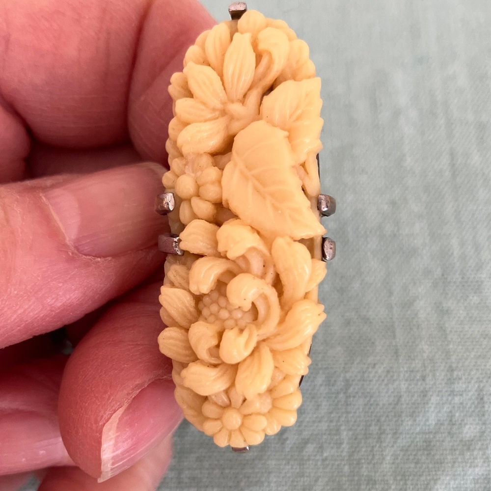 Vintage Cream Carved Ring - Picture 2 of 4